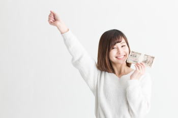 お金が手に入り喜ぶ女性